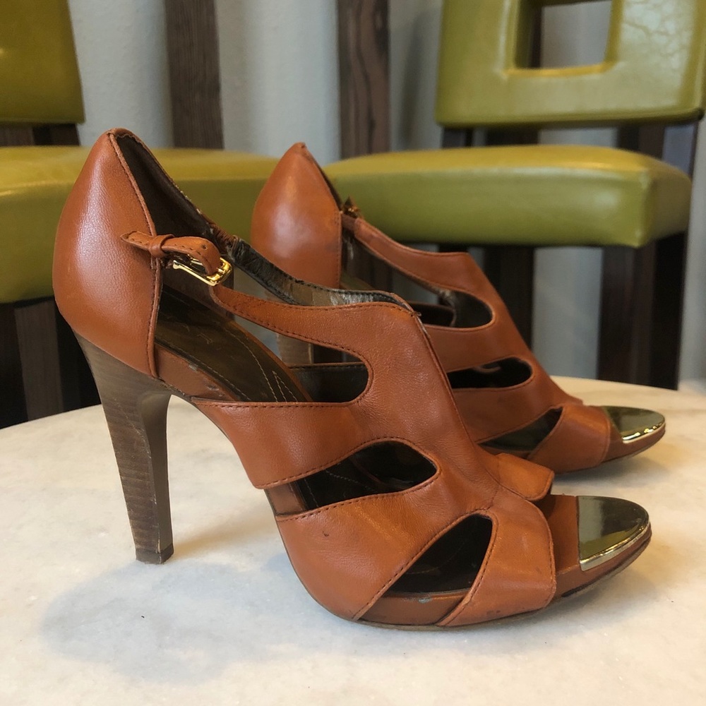 Tahari gold plated toe sandal